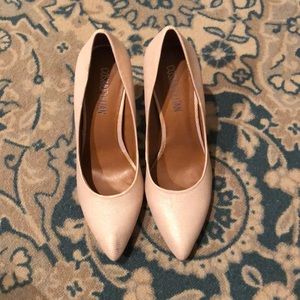 Cream scaled pointed pumps